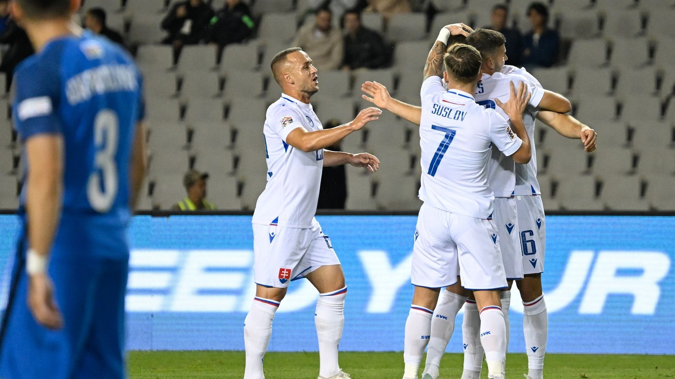 Slovenskí futbalisti sa tešia po strelenom góle v zápase Azerbajdžan - Slovensko v skupine 1 C-divízie Ligy národov.