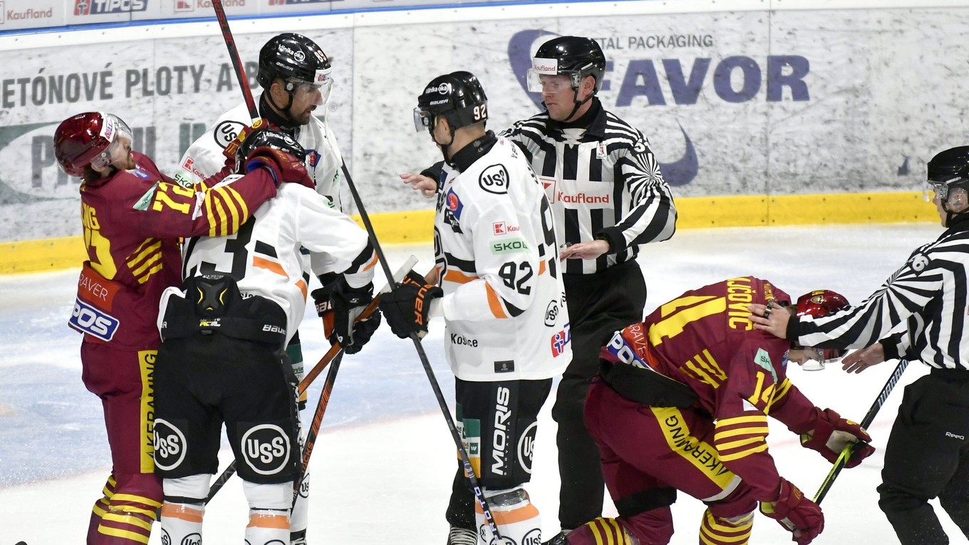 Potýčka hráčov v zápase HC Košice - HK Dukla Trenčín v 14. kole Tipos extraligy.