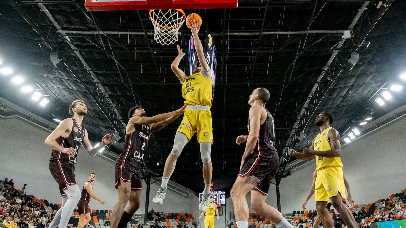 Momentka zo zápasu Inter Bratislava - Bamberg Baskets v ENBL.