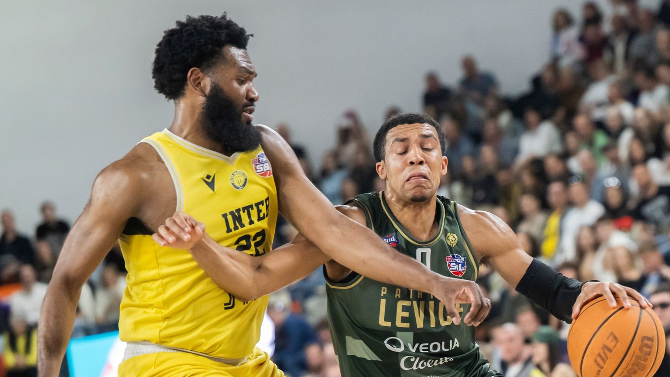 Rodney Gunn (Inter) a Alexander Trice (Levice) počas štvrtého finálového zápasu play off Tipos SBL.