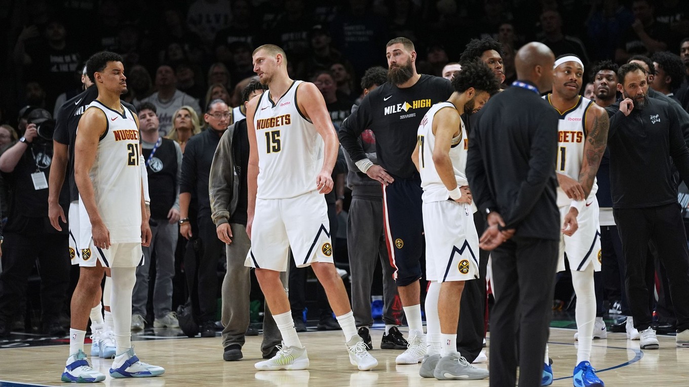 Nikola Jokič z Denveru (15) odchádza z palubovky po vylúčení.