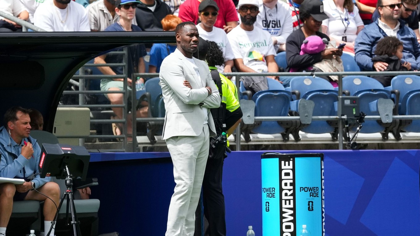 Tréner senegalskej reprezentácie Pape Thiaw sleduje dianie počas zápasu osemfinále Majstrovstiev sveta vo futbale medzi Belgickom a Senegalom.