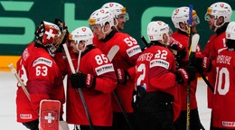 Hokejisti Švajčiarska oslavujú výhru v zápase Švajčiarsko - Česko na MS v hokeji 2024. 