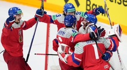 Českí hokejisti oslavujú postup do finále MS v hokeji 2024. 
