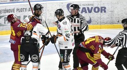 Potýčka hráčov v zápase HC Košice - HK Dukla Trenčín v 14. kole Tipos extraligy.