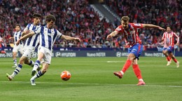 Alexander Sorloth strieľa gól do siete Realu Sociedad. 