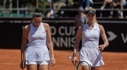 Nina Vargová a Katarína Kužmová v barážovom zápase Pohára Billie Jean Kingovej.