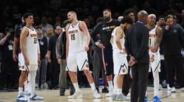 Nikola Jokič z Denveru (15) odchádza z palubovky po vylúčení.