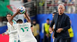 Tréner alžírskej reprezentácie Vladimir Petković reaguje počas zápasu základnej skupiny J majstrovstiev sveta vo futbale medzi Jordánskom a Alžírskom.