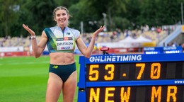 Emma Zapletalová gestikuluje po víťazstve v behu na 400 metrov cez prekážky v rekordnom čase mítingu počas hlavného programu 61. ročníka atletického TIPOS P-T-S mítingu v Banskej Bystrici.