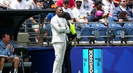 Tréner senegalskej reprezentácie Pape Thiaw sleduje dianie počas zápasu osemfinále Majstrovstiev sveta vo futbale medzi Belgickom a Senegalom.