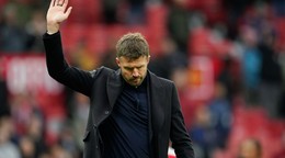 Tréner Manchestru United Michael Carrick máva fanúšikom po prehre v 8. kole Premier League Manchester United - AFC Bournemouth.