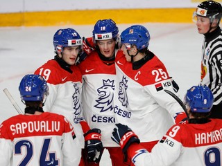 Českí hokejisti do 20 rokov sa tešia z gólu počas zápasu s Nórskom na MS U20 2024 vo Švédsku.