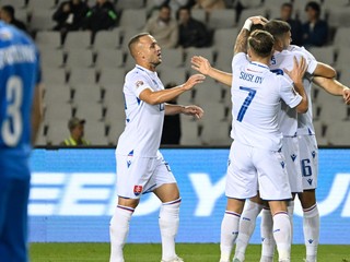 Slovenskí futbalisti sa tešia po strelenom góle v zápase Azerbajdžan - Slovensko v skupine 1 C-divízie Ligy národov.