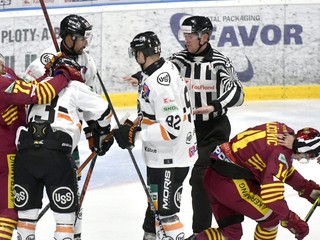 Potýčka hráčov v zápase HC Košice - HK Dukla Trenčín v 14. kole Tipos extraligy.