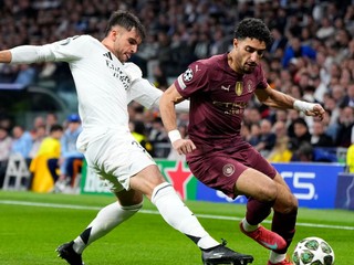 Raul Asencio a Omar Marmoush.