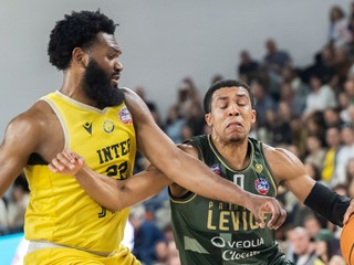 Rodney Gunn (Inter) a Alexander Trice (Levice) počas štvrtého finálového zápasu play off Tipos SBL.