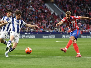 Alexander Sorloth strieľa gól do siete Realu Sociedad. 