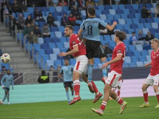 Na snímke hráč Slovana Kukharevych Mykola v hlavičkovom súboji s hráčom Trenčína Richardom Križanom (vľavo) v zápase 20. kola futbalovej Niké ligy medzi ŠK Slovan Bratislava – AS Trenčín 