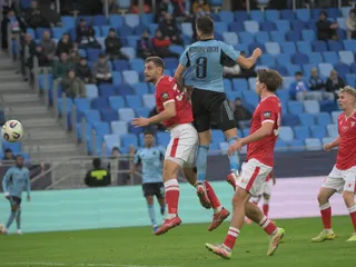 Na snímke hráč Slovana Kukharevych Mykola v hlavičkovom súboji s hráčom Trenčína Richardom Križanom (vľavo) v zápase 20. kola futbalovej Niké ligy medzi ŠK Slovan Bratislava – AS Trenčín