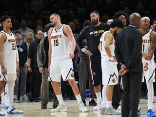 Nikola Jokič z Denveru (15) odchádza z palubovky po vylúčení.