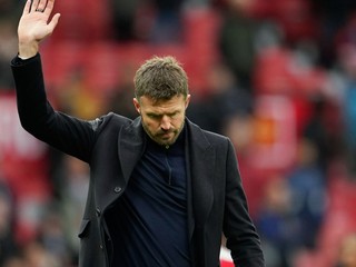 Tréner Manchestru United Michael Carrick máva fanúšikom po prehre v 8. kole Premier League Manchester United - AFC Bournemouth.