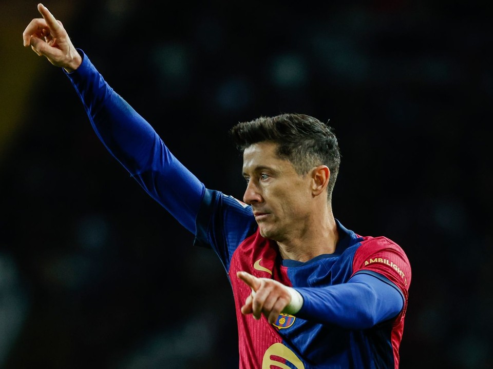 Robert Lewandowski v drese FC Barcelona.