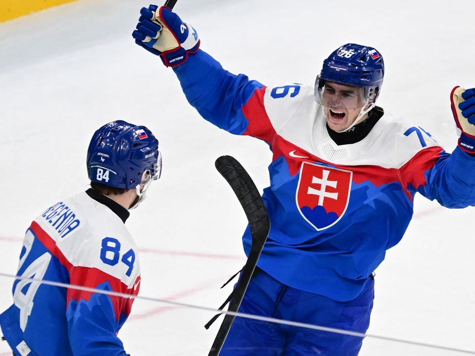 Martin Pospíšil (vľavo) a Pavol Regenda oslavujú gól vo štvrťfinále proti Nemecku.