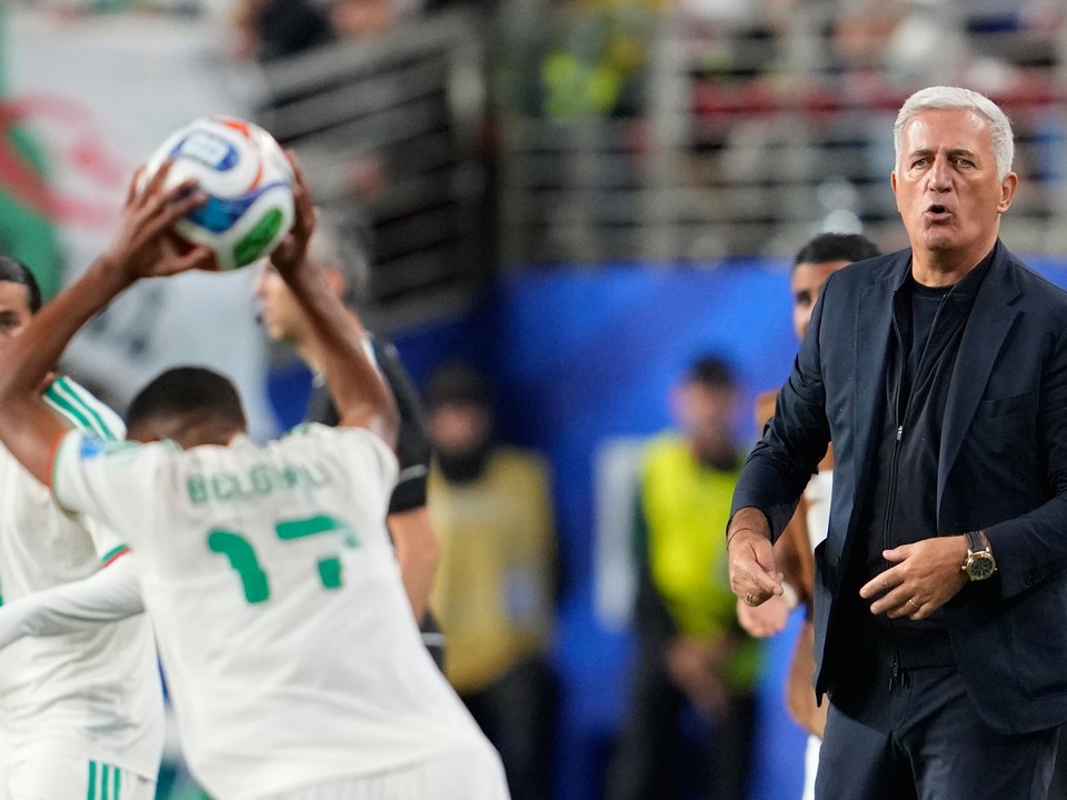 Tréner alžírskej reprezentácie Vladimir Petković reaguje počas zápasu základnej skupiny J majstrovstiev sveta vo futbale medzi Jordánskom a Alžírskom.