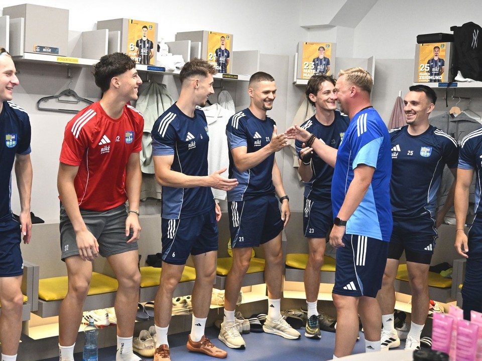 Na snímke privítanie hráčov v kabíne vedením klubu pred štartom letnej prípravy futbalistov Niké ligy v Košiciach.