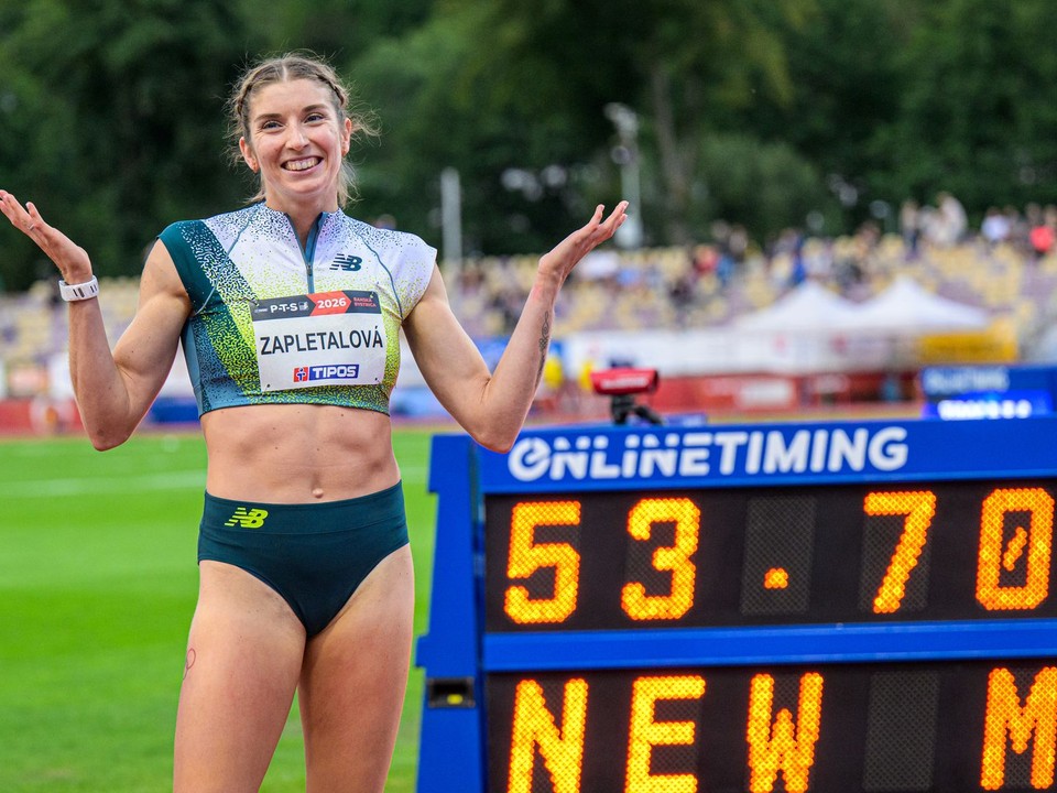 Emma Zapletalová gestikuluje po víťazstve v behu na 400 metrov cez prekážky v rekordnom čase mítingu počas hlavného programu 61. ročníka atletického TIPOS P-T-S mítingu v Banskej Bystrici.