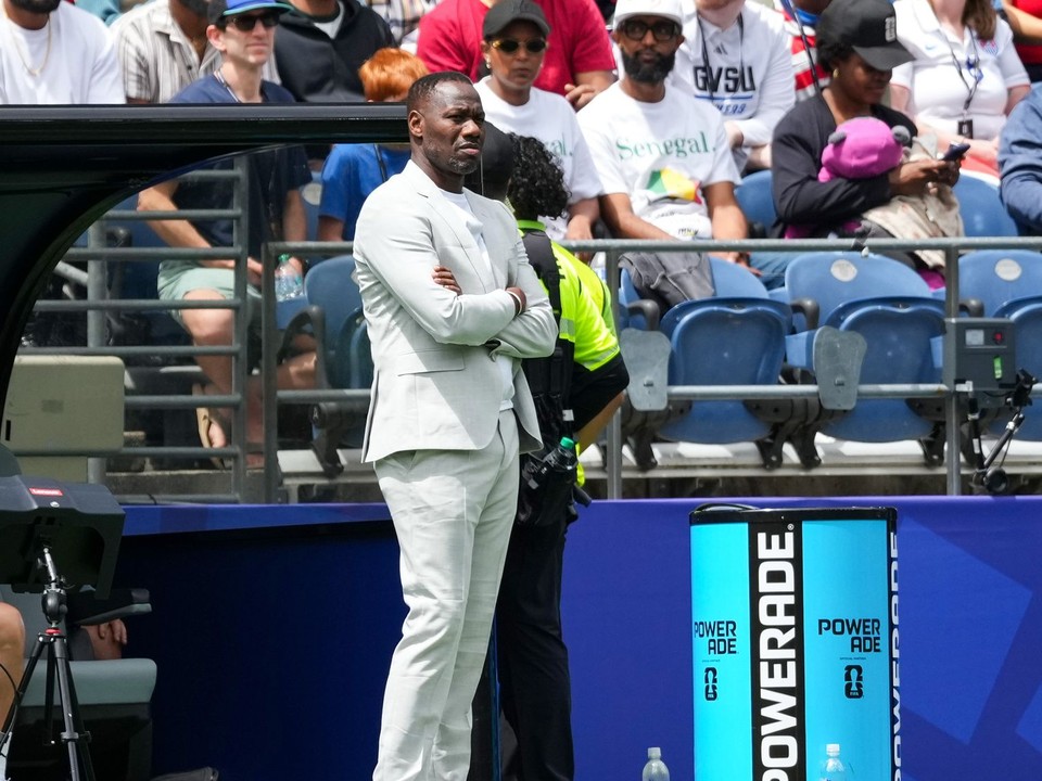 Tréner senegalskej reprezentácie Pape Thiaw sleduje dianie počas zápasu osemfinále Majstrovstiev sveta vo futbale medzi Belgickom a Senegalom.