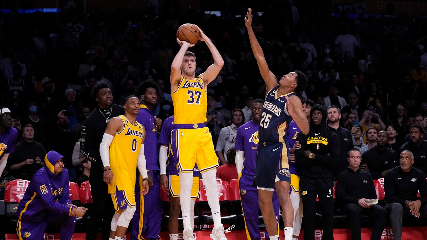 Úspešná trojka Matta Ryana v drese Los Angeles Lakers.