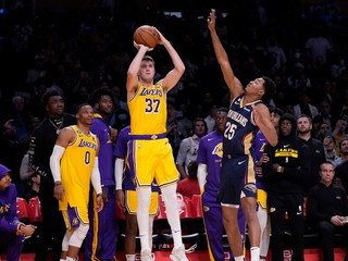 Úspešná trojka Matta Ryana v drese Los Angeles Lakers.