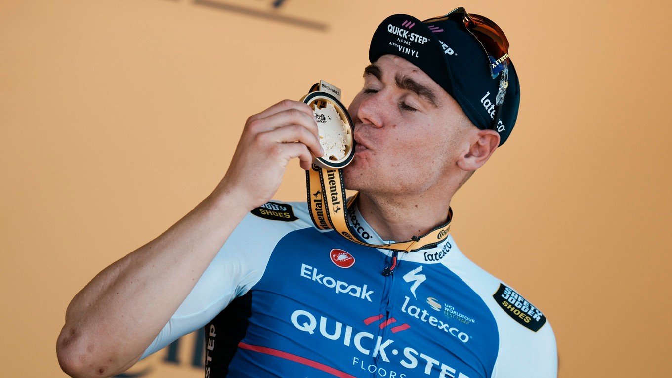 Holandský cyklista Fabio Jakobsen sa teší z etapového víťazstva na Tour de France. 