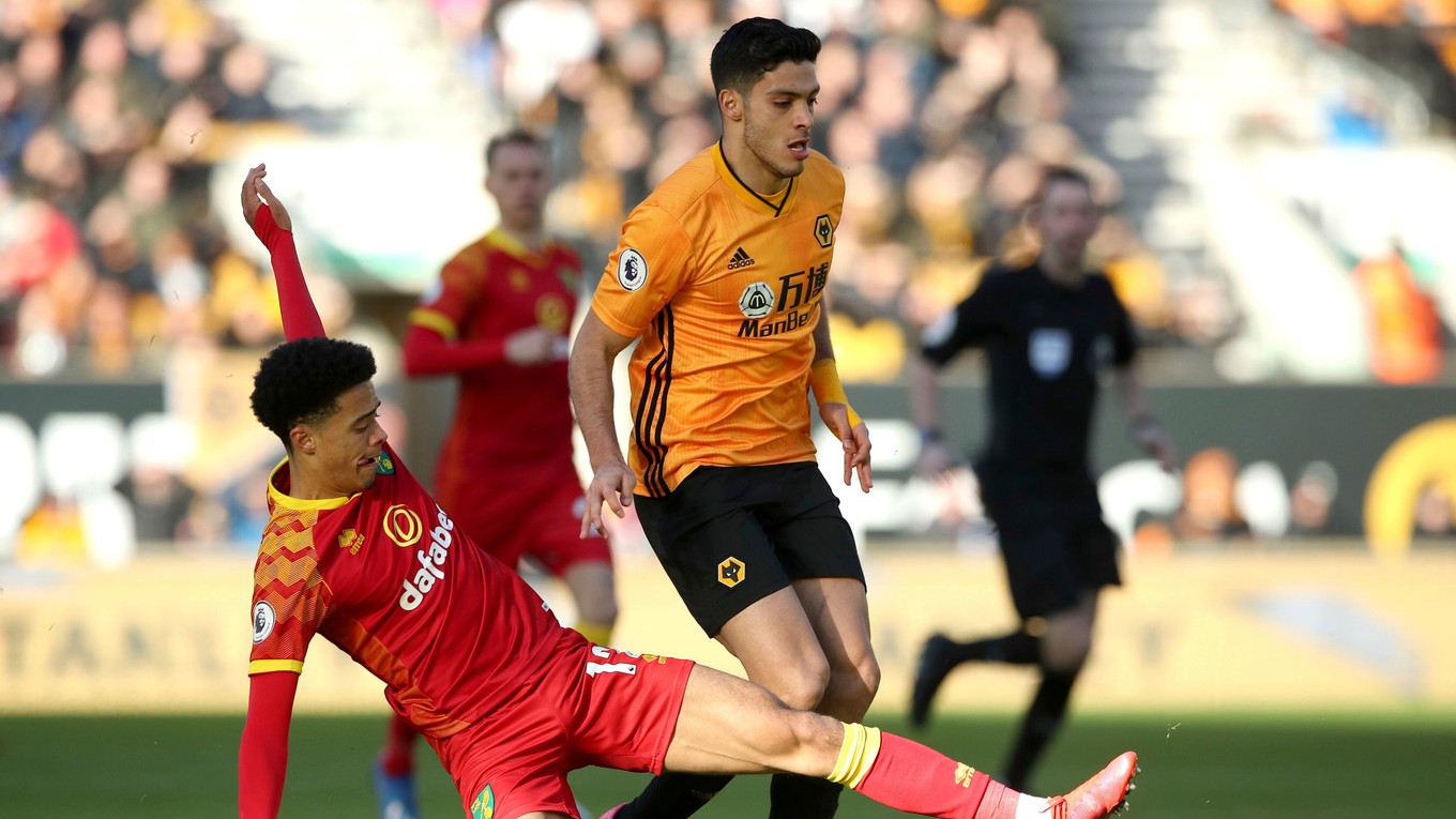 Jamal Lewis (vľavo) a jeho zákrok na Raula Jimeneza v zápase 27. kola Premier League.