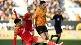 Jamal Lewis (vľavo) a jeho zákrok na Raula Jimeneza v zápase 27. kola Premier League.