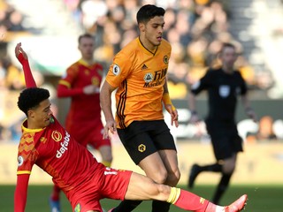 Jamal Lewis (vľavo) a jeho zákrok na Raula Jimeneza v zápase 27. kola Premier League.