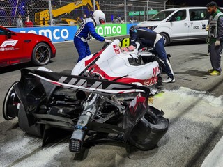 Monopost tímu Haas po nehode Micka Schumachera.