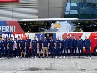 Hokejisti Slovana Bratislava pózujú v minulej sezóne pred klubovým autobusom.