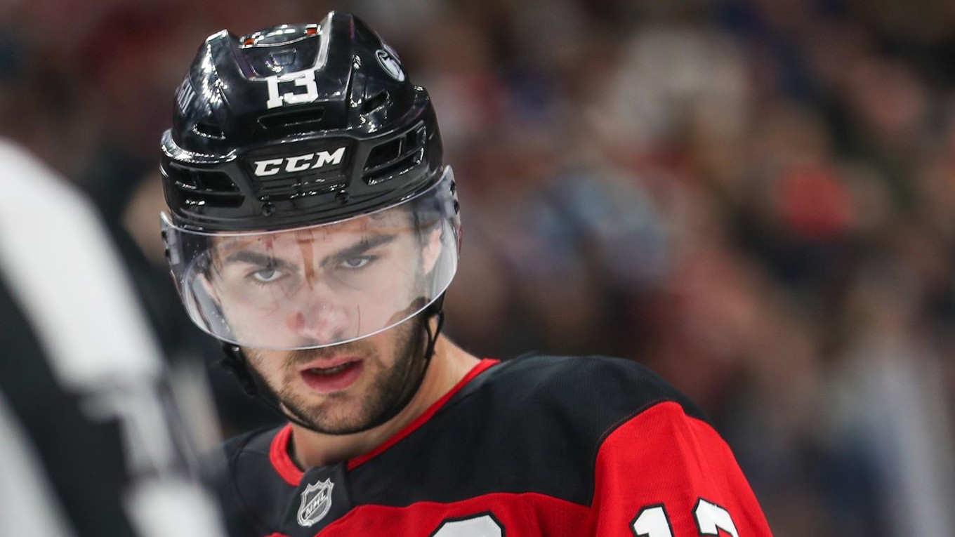 Kapitán NJ Devils Nico Hischier  v zápase NHL New Jersey - Buffalo Sabres v Prahe.