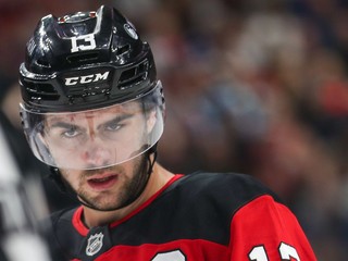 Kapitán NJ Devils Nico Hischier  v zápase NHL New Jersey - Buffalo Sabres v Prahe.