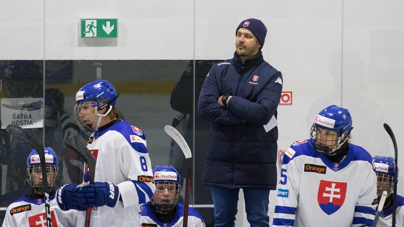Tréner Tibor Tartaľ na lavičke slovenskej hokejovej reprezentácie do 18 rokov.