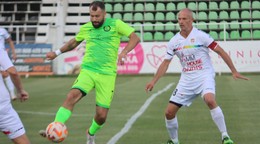 Peter Petrán, kapitán Rimavskej Soboty (vpravo) v zápase s Vranovom nad Topľou.