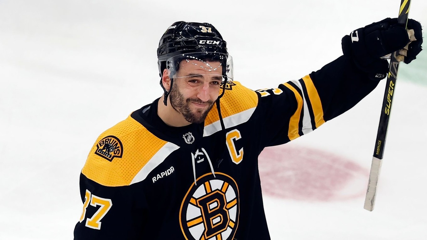 Sklamaný kapitán Bostonu Bruins Patrice Bergeron zdraví fanúšikov.