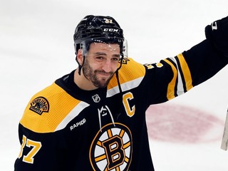 Sklamaný kapitán Bostonu Bruins Patrice Bergeron zdraví fanúšikov.