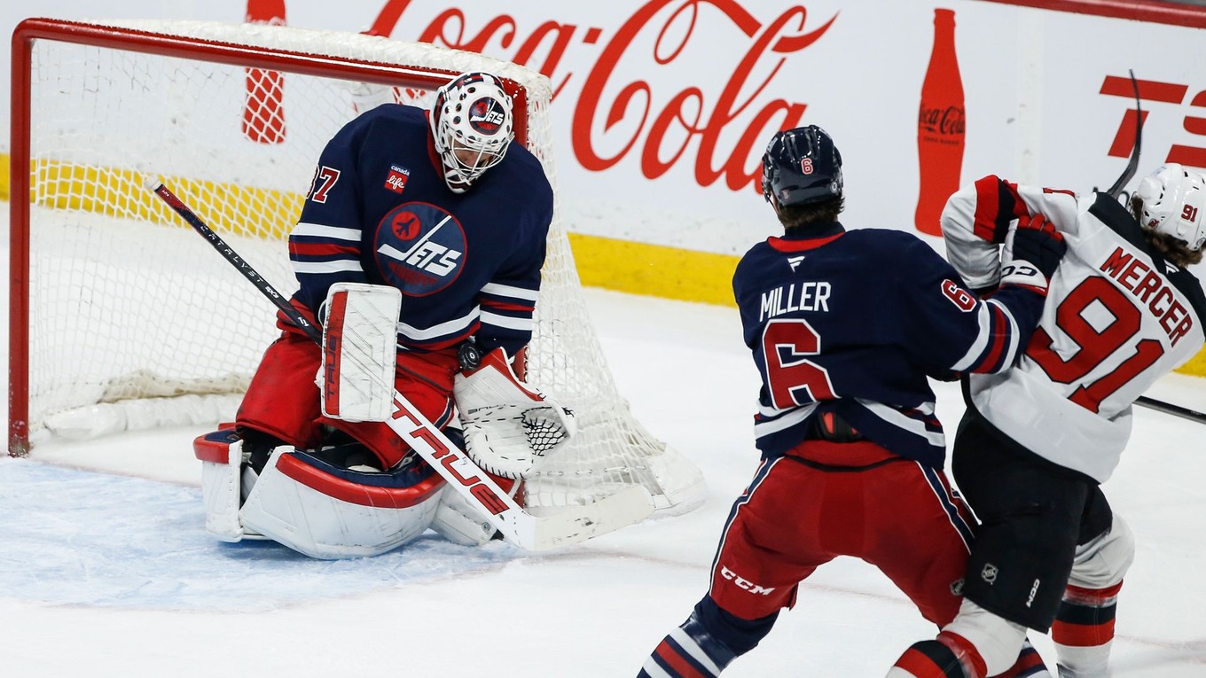 Brankár Connor Hellebuyck v zápase s New Jersey Devils.