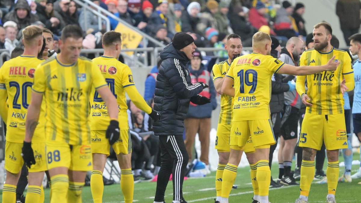 Futbalisti FC Košice a tréner Roman Skuhravý.