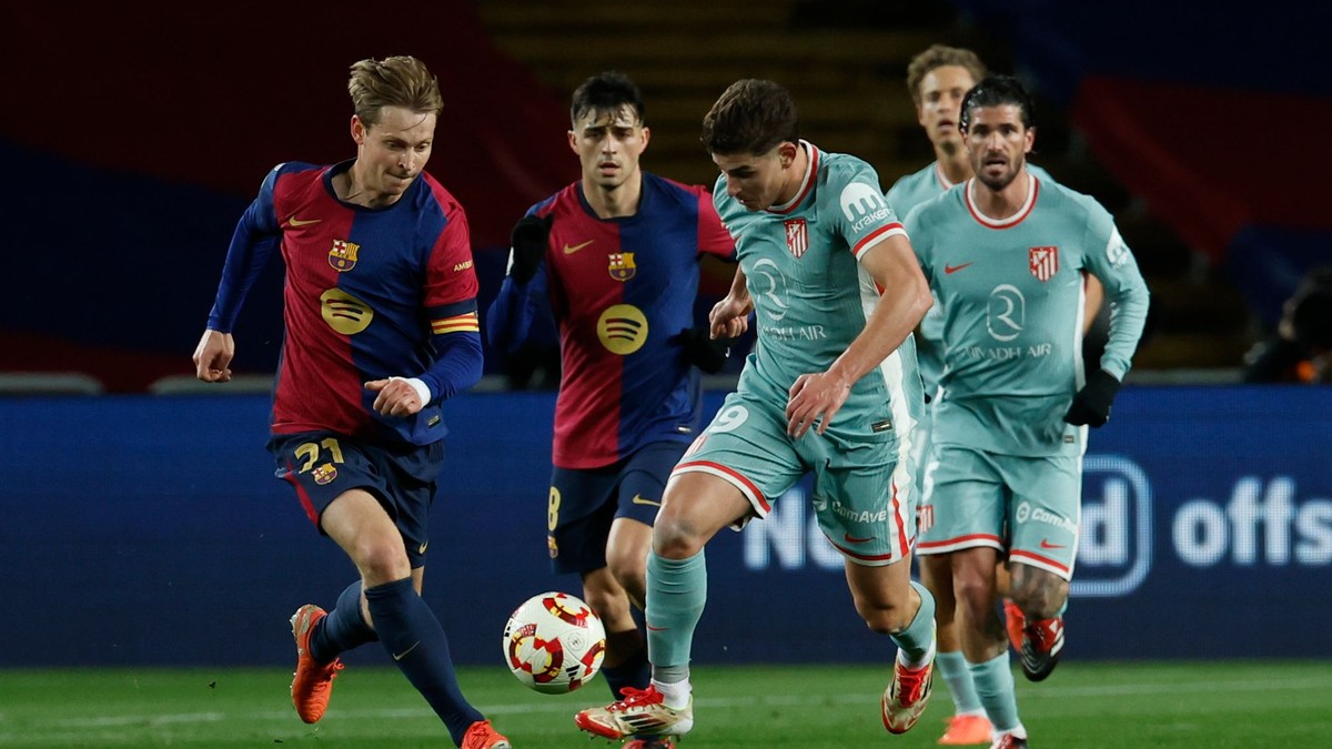 Julian Álvarez v zápase s FC Barcelona.