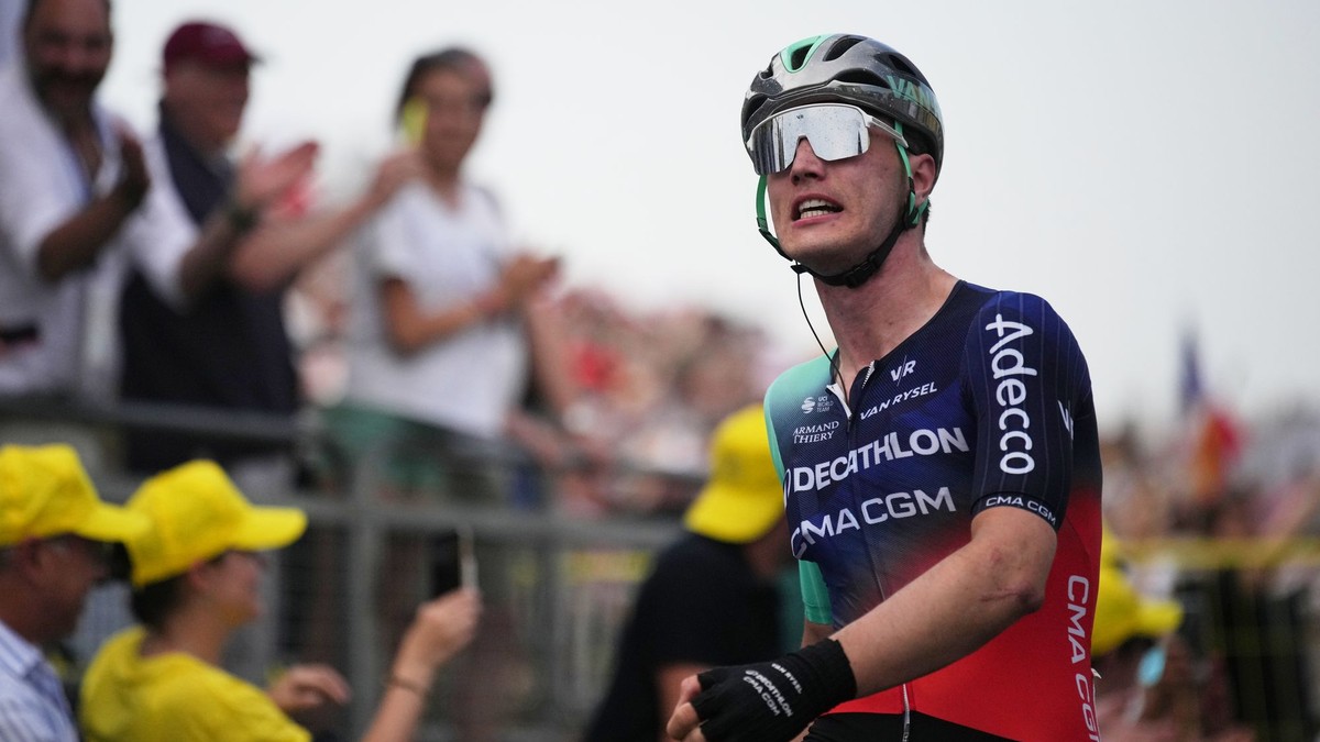 Holanďan Olav Kooij oslavuje výhru v 5. etape Tour de France 2026.